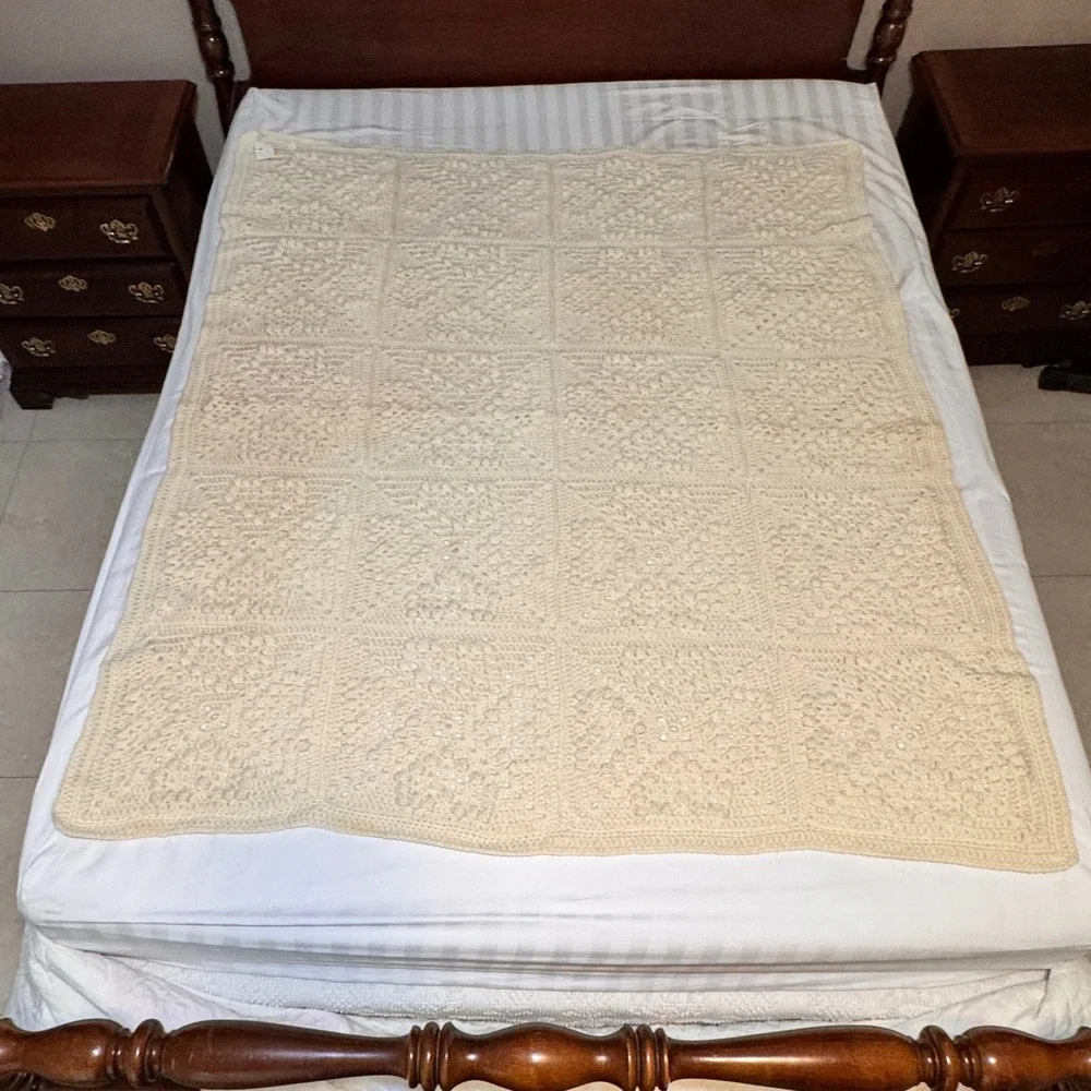 Janet Glardon Hand Crochet Afghan Heart Pattern OffWhite Cream Blanket 53x63 Vtg